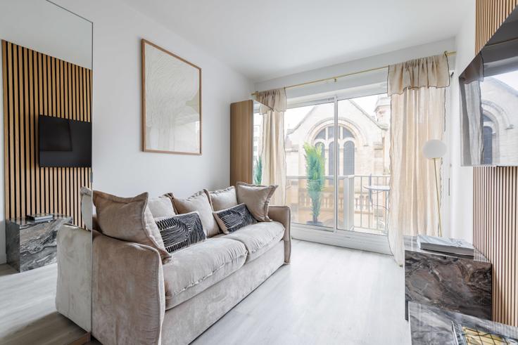 Elegante sala de estar con mobiliario moderno en un apartamento en Building Rue de la Pompe - checkmyguest - 1052432 en 16th arrondissement, Paris