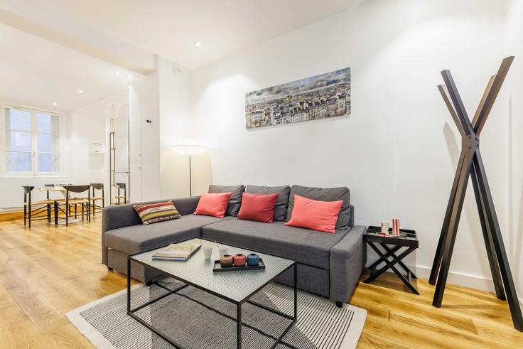 Building Rue La Boétie - checkmyguest - 1350840 adresindeki bir dairede modern mobilyalarla zarif bir şekilde tasarlanmış oturma odası 8th arrondissement, Paris