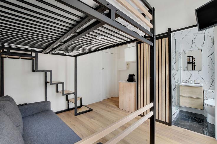 Elegant gestaltetes Wohnzimmer mit moderner Einrichtung in einer Wohnung im Building Rue du Théâtre - checkmyguest - 1350314 in 15th arrondissement, Paris