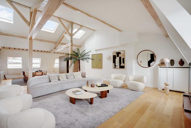 Elegant gestaltetes Wohnzimmer mit moderner Einrichtung in einer Wohnung im Building Rue du Faubourg Saint-Honoré - checkmyguest - 1350678 in 8th arrondissement, Paris