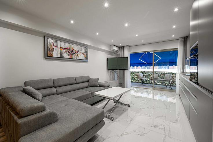 Sala de estar elegantemente projetada com móveis modernos em um apartamento no Building Avenue Maréchal Joffre - checkmyguest - 1350794 em Antibes, Antibes