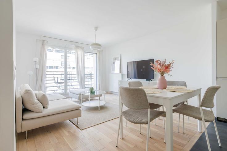 Salle de séjour élégante avec mobilier moderne dans un appartement à Building Rue Marie Curie - checkmyguest - 1348741 à Saint-Ouen-sur-Seine, Saint-Ouen-sur-Seine