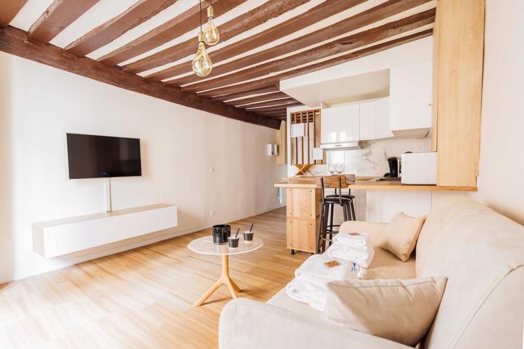 Elegant gestaltetes Wohnzimmer mit moderner Einrichtung in einer Wohnung im Building Rue Mouffetard - checkmyguest - 1052591 in 5th arrondissement, Paris Elegant gestaltetes Wohnzimmer mit moderner Einrichtung in einer Wohnung im Building Rue Mouffetard - checkmyguest - 1052591 in 5th arrondissement, Paris