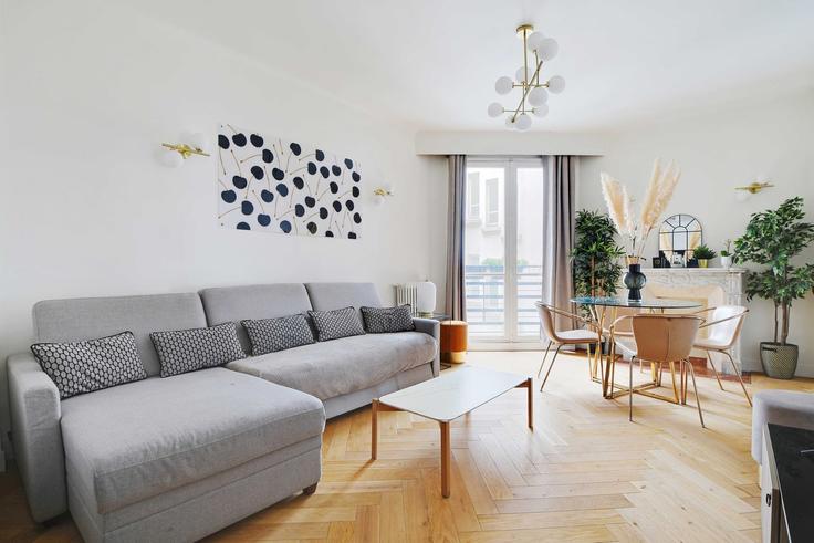 Elegant gestaltetes Wohnzimmer mit moderner Einrichtung in einer Wohnung im Building Rue le Marois - checkmyguest - 1350721 in 16th arrondissement, Paris