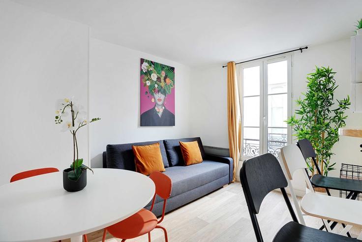 Sala de estar elegantemente projetada com móveis modernos em um apartamento no Building Rue de La Jonquière - checkmyguest - 1351091 em 17th arrondissement, Paris
