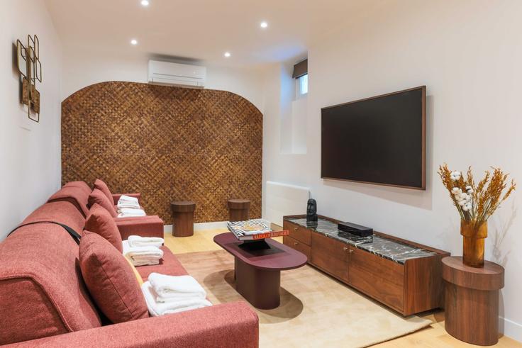 Elegant gestaltetes Wohnzimmer mit moderner Einrichtung in einer Wohnung im Building Rue des Acacias - checkmyguest - 1348449 in 17th arrondissement, Paris