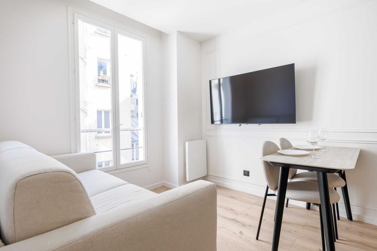Elegant gestaltetes Wohnzimmer mit moderner Einrichtung in einer Wohnung im Building Rue Philippe de Girard - checkmyguest - 1348034 in 18th arrondissement, Paris
