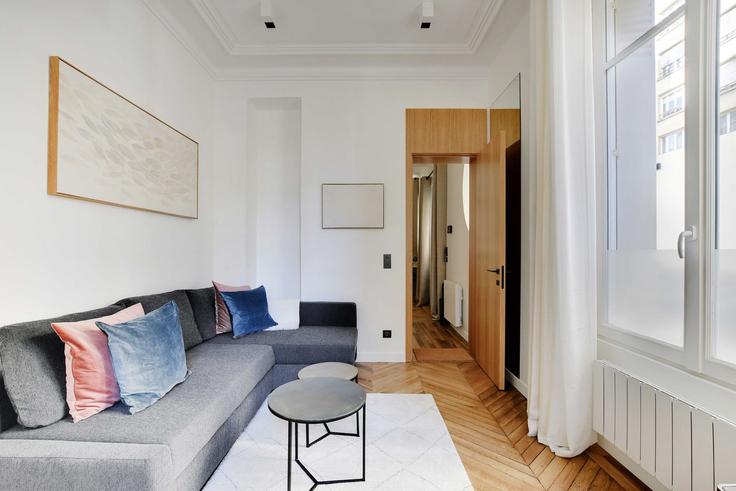 Elegant gestaltetes Wohnzimmer mit moderner Einrichtung in einer Wohnung im Building Square Mozart - checkmyguest - 1350145 in 16th arrondissement, Paris Elegant gestaltetes Wohnzimmer mit moderner Einrichtung in einer Wohnung im Building Square Mozart - checkmyguest - 1350145 in 16th arrondissement, Paris