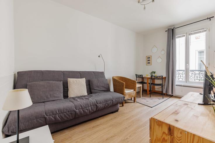 Elegante sala de estar con mobiliario moderno en un apartamento en Building Rue Clouet - checkmyguest - 1052726 en 15th arrondissement, Paris