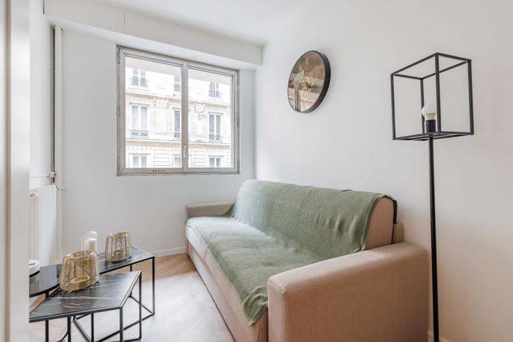 Salle de séjour élégante avec mobilier moderne dans un appartement à Building Rue Galilée - checkmyguest - 1052655 à 16th arrondissement, Paris
