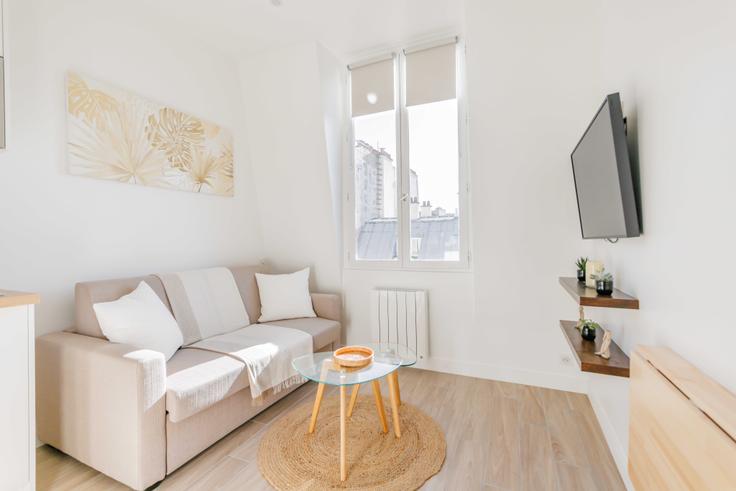 Elegant gestaltetes Wohnzimmer mit moderner Einrichtung in einer Wohnung im Building Rue Sedaine - checkmyguest - 1052515 in 11th arrondissement, Paris