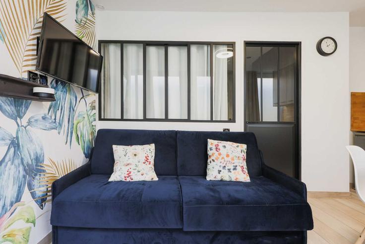 Elegante sala de estar con mobiliario moderno en un apartamento en Building Avenue de Flandre - checkmyguest - 1350734 en 19th arrondissement, Paris