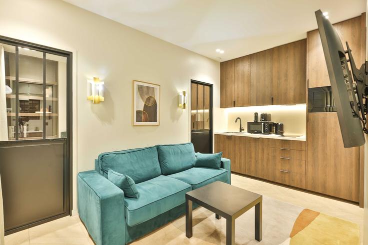 Sala de estar elegantemente projetada com móveis modernos em um apartamento no Building Boulevard Voltaire - checkmyguest - 1350730 em 11th arrondissement, Paris Sala de estar elegantemente projetada com móveis modernos em um apartamento no Building Boulevard Voltaire - checkmyguest - 1350730 em 11th arrondissement, Paris