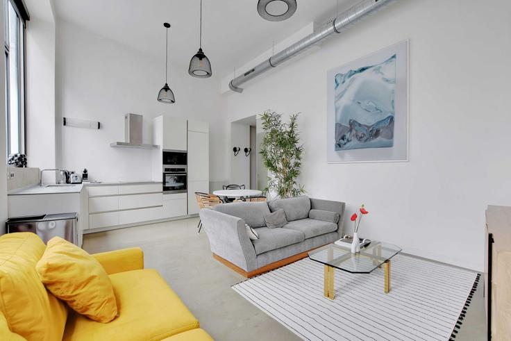 Elegant gestaltetes Wohnzimmer mit moderner Einrichtung in einer Wohnung im Building Rue du Mont-Cenis - checkmyguest - 1351119 in 18th arrondissement, Paris Elegant gestaltetes Wohnzimmer mit moderner Einrichtung in einer Wohnung im Building Rue du Mont-Cenis - checkmyguest - 1351119 in 18th arrondissement, Paris