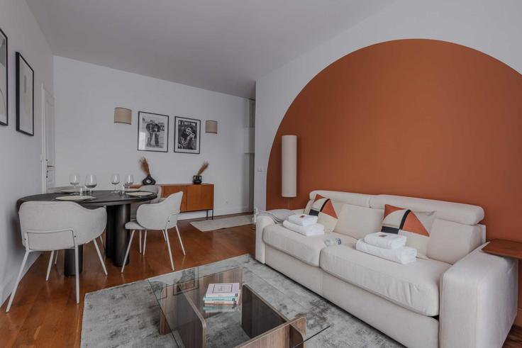 Salle de séjour élégante avec mobilier moderne dans un appartement à Building Rue de La Jonquière - checkmyguest - 1052731 - PAR à 17th arrondissement, Paris