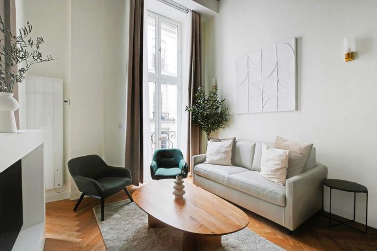 Building Rue d'Aboukir - checkmyguest - 1350707 adresindeki bir dairede modern mobilyalarla zarif bir şekilde tasarlanmış oturma odası 2nd arrondissement, Paris