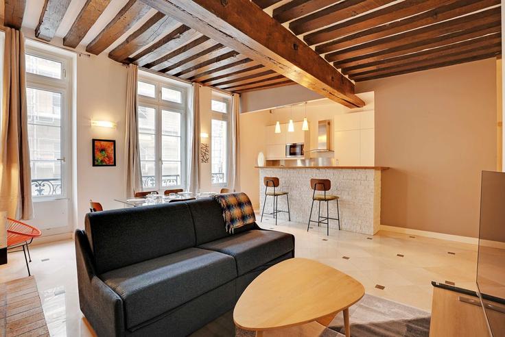 Elegante sala de estar con mobiliario moderno en un apartamento en Building Rue Pierre Sarrazin - checkmyguest - 1349825 en 6th arrondissement, Paris