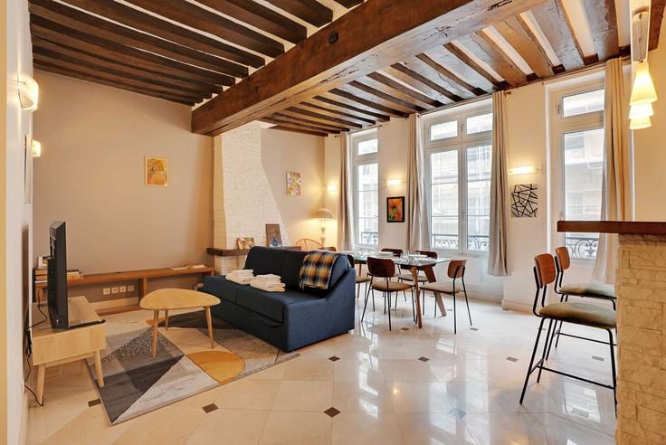 Elegant gestaltetes Wohnzimmer mit moderner Einrichtung in einer Wohnung im Building Rue Pierre Sarrazin - checkmyguest - 1349825 in 6th arrondissement, Paris