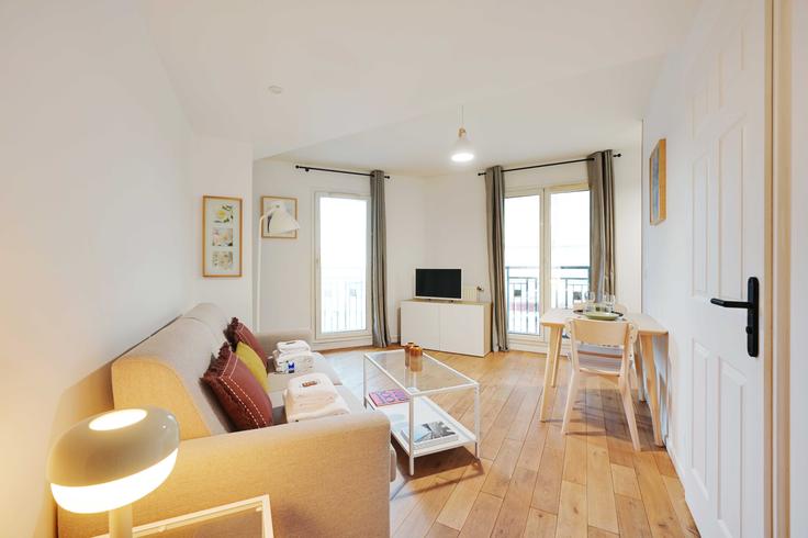 Elegant gestaltetes Wohnzimmer mit moderner Einrichtung in einer Wohnung im Building Avenue Léonard de Vinci - checkmyguest - 1052658 in Courbevoie, Courbevoie Elegant gestaltetes Wohnzimmer mit moderner Einrichtung in einer Wohnung im Building Avenue Léonard de Vinci - checkmyguest - 1052658 in Courbevoie, Courbevoie
