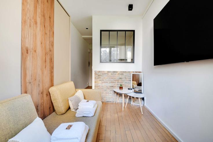 Elegant gestaltetes Wohnzimmer mit moderner Einrichtung in einer Wohnung im Building Rue Ampère - checkmyguest - 1348368 in 17th arrondissement, Paris