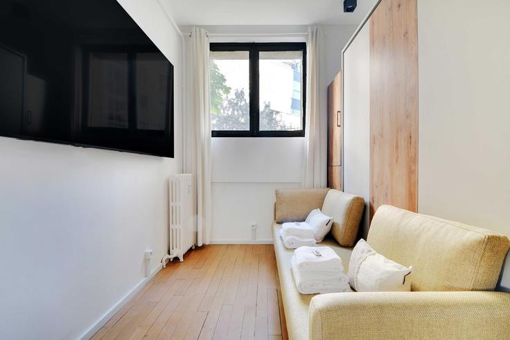 Elegante sala de estar con mobiliario moderno en un apartamento en Building Rue Ampère - checkmyguest - 1348368 en 17th arrondissement, Paris