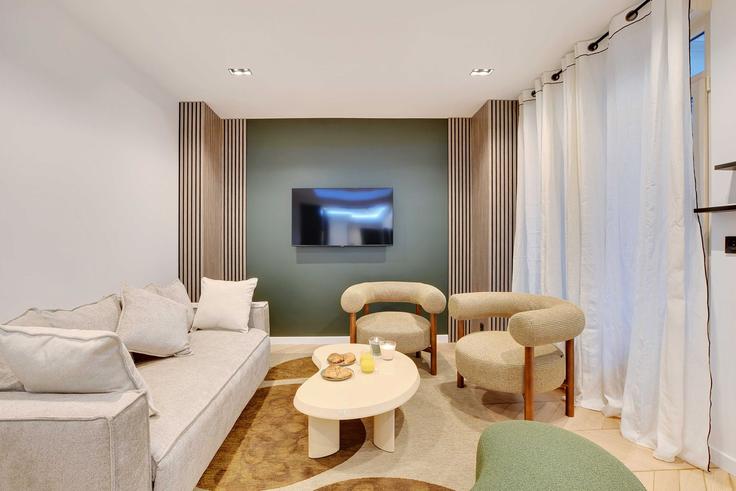 Salle de séjour élégante avec mobilier moderne dans un appartement à Building Rue Rambuteau - checkmyguest - 1351131 à 3rd arrondissement, Paris Salle de séjour élégante avec mobilier moderne dans un appartement à Building Rue Rambuteau - checkmyguest - 1351131 à 3rd arrondissement, Paris
