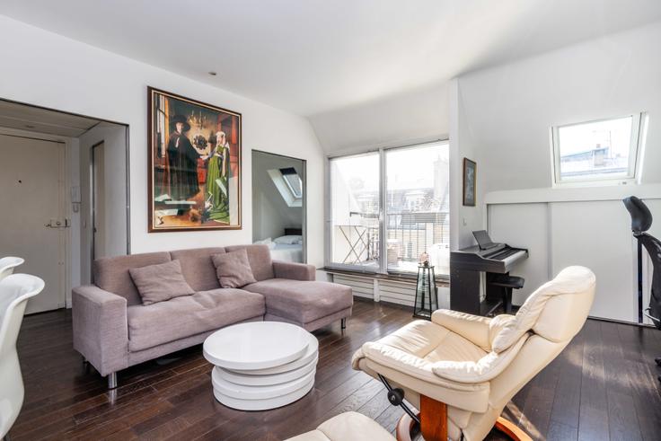 Elegant gestaltetes Wohnzimmer mit moderner Einrichtung in einer Wohnung im Building Rue Condorcet - checkmyguest - 1052444 in 9th arrondissement, Paris