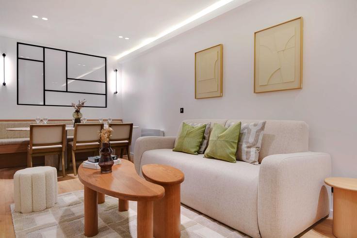 Sala de estar elegantemente projetada com móveis modernos em um apartamento no Building Rue Saint Denis - checkmyguest - 1350863 em 2nd arrondissement, Paris