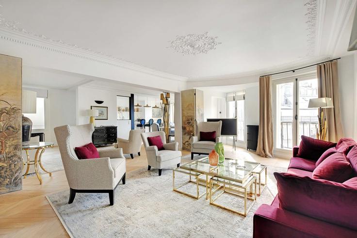 Sala de estar elegantemente projetada com móveis modernos em um apartamento no Building Rue du Faubourg Saint-Honoré - checkmyguest - 1351136 em 8th arrondissement, Paris Sala de estar elegantemente projetada com móveis modernos em um apartamento no Building Rue du Faubourg Saint-Honoré - checkmyguest - 1351136 em 8th arrondissement, Paris