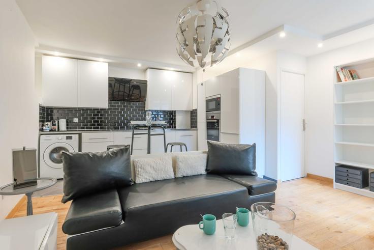 Paris 3rd arrondissementのBuilding Rue du Temple - checkmyguest - 1348191のアパートメントにある、モダンな家具を備えたエレガントなデザインのリビングルーム