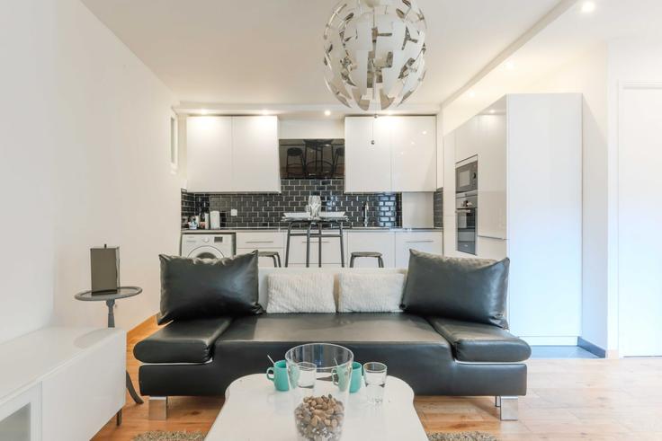 Elegant gestaltetes Wohnzimmer mit moderner Einrichtung in einer Wohnung im Building Rue du Temple - checkmyguest - 1348191 in 3rd arrondissement, Paris
