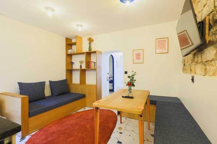 Elegante sala de estar con mobiliario moderno en un apartamento en Building Rue Léon - checkmyguest - 1351052 en 18th arrondissement, Paris