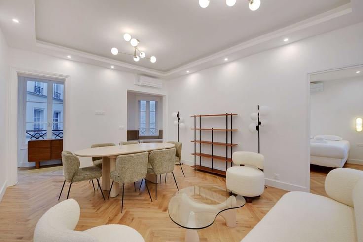Elegante sala de estar con mobiliario moderno en un apartamento en Building Rue de Ponthieu - checkmyguest - 1350752 en 8th arrondissement, Paris