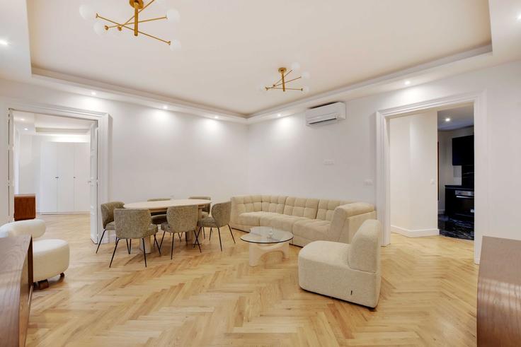 Elegante sala de estar con mobiliario moderno en un apartamento en Building Rue de Ponthieu - checkmyguest - 1350762 en 8th arrondissement, Paris