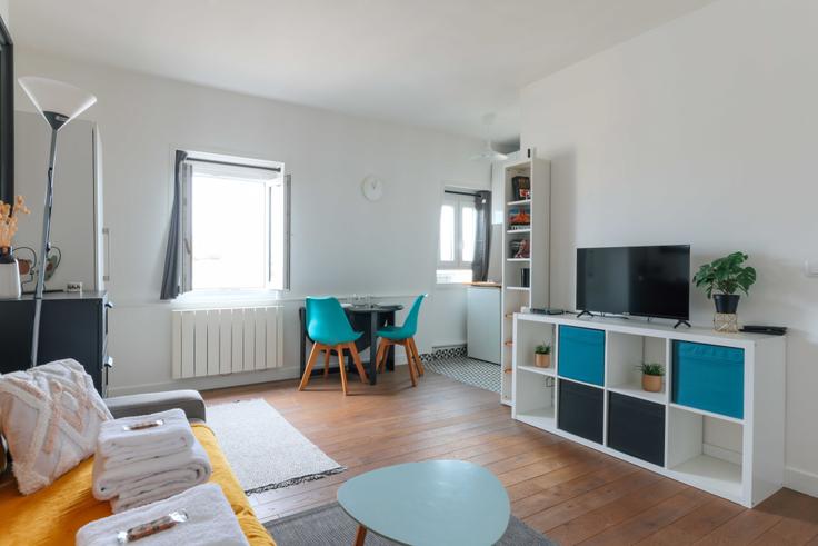 Salle de séjour élégante avec mobilier moderne dans un appartement à Building Rue d'Aubervilliers - checkmyguest - 1052722 à 18th arrondissement, Paris