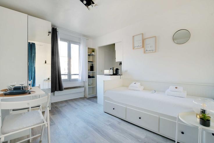 Sala de estar elegantemente projetada com móveis modernos em um apartamento no Building Rue du Faubourg Saint-Antoine - checkmyguest - 1347987 em 11th arrondissement, Paris Sala de estar elegantemente projetada com móveis modernos em um apartamento no Building Rue du Faubourg Saint-Antoine - checkmyguest - 1347987 em 11th arrondissement, Paris