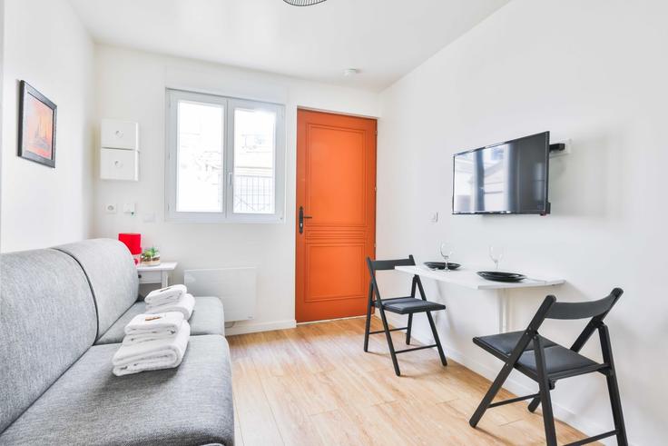 Sala de estar elegantemente projetada com móveis modernos em um apartamento no Building Boulevard de Reuilly - checkmyguest - 1350779 em 12th arrondissement, Paris