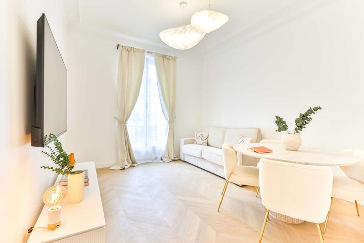 Elegante sala de estar con mobiliario moderno en un apartamento en Building Avenue Mozart - checkmyguest - 1351156 en 16th arrondissement, Paris Elegante sala de estar con mobiliario moderno en un apartamento en Building Avenue Mozart - checkmyguest - 1351156 en 16th arrondissement, Paris