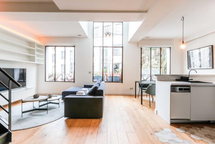Elegant gestaltetes Wohnzimmer mit moderner Einrichtung in einer Wohnung im Building Rue de Charonne - checkmyguest - 1350773 in 11th arrondissement, Paris