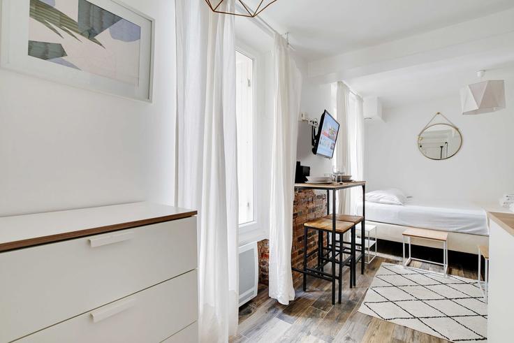 Paris 11th arrondissementのBuilding Rue Popincourt - checkmyguest - 1348358のアパートメントにある、モダンな家具を備えたエレガントなデザインのリビングルーム