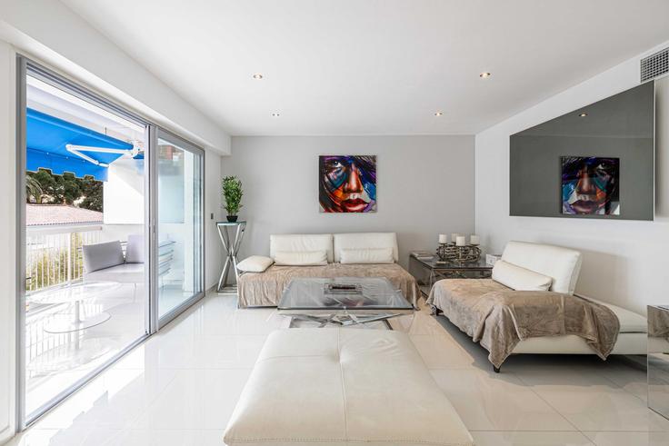 Elegant gestaltetes Wohnzimmer mit moderner Einrichtung in einer Wohnung im Building Boulevard Alexandre III - checkmyguest - 1351025 in Cannes, Cannes Elegant gestaltetes Wohnzimmer mit moderner Einrichtung in einer Wohnung im Building Boulevard Alexandre III - checkmyguest - 1351025 in Cannes, Cannes