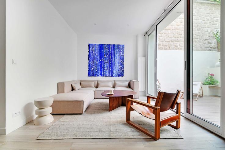 Sala de estar elegantemente projetada com móveis modernos em um apartamento no Building Rue Fortuny - checkmyguest - 1349139 em 17th arrondissement, Paris