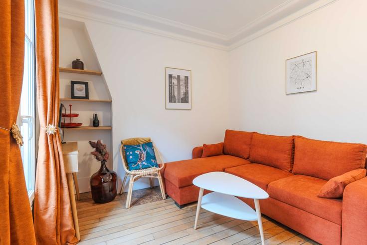 Sala de estar elegantemente projetada com móveis modernos em um apartamento no Building Rue de La Jonquière - checkmyguest - 1348090 em 17th arrondissement, Paris
