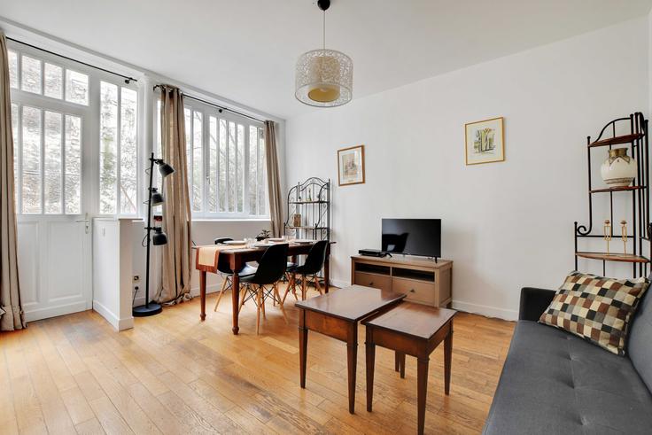 Sala de estar elegantemente projetada com móveis modernos em um apartamento no Building Impasse Jean Beausire - checkmyguest - 1052471 em 3rd arrondissement, Paris