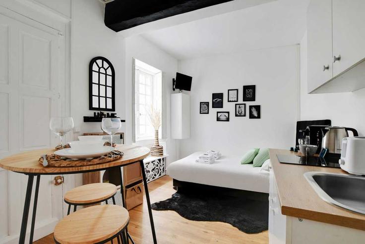 Elegant gestaltetes Wohnzimmer mit moderner Einrichtung in einer Wohnung im Building Rue des Boulangers - checkmyguest - 1348064 in 5th arrondissement, Paris Elegant gestaltetes Wohnzimmer mit moderner Einrichtung in einer Wohnung im Building Rue des Boulangers - checkmyguest - 1348064 in 5th arrondissement, Paris
