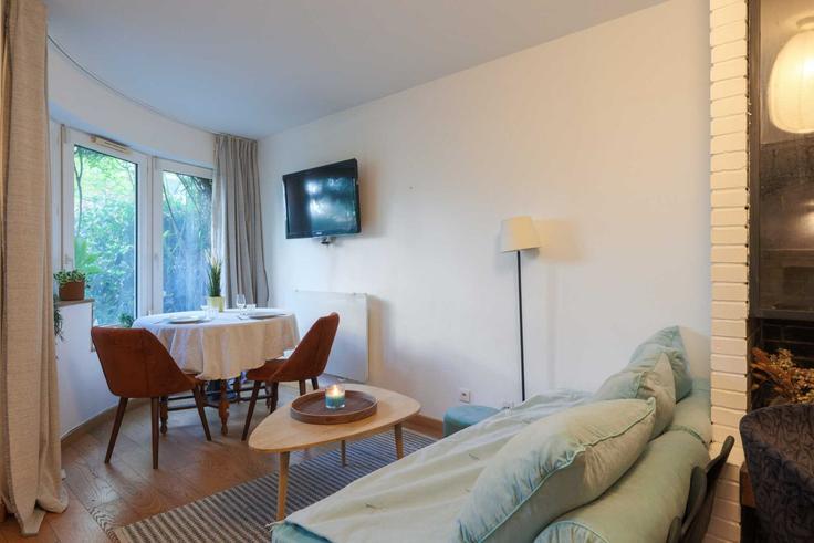 Sala de estar elegantemente projetada com móveis modernos em um apartamento no Building Passage Thiéré - checkmyguest - 1348632 em 11th arrondissement, Paris