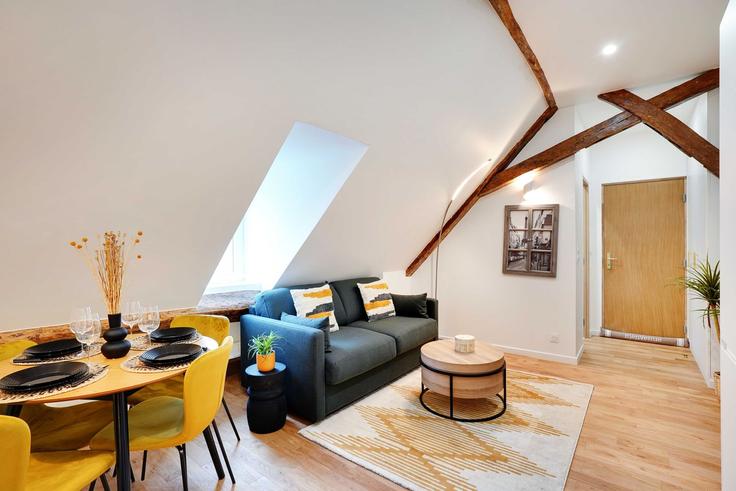 Sala de estar elegantemente projetada com móveis modernos em um apartamento no Building Rue de Charonne - checkmyguest - 1348075 em 11th arrondissement, Paris