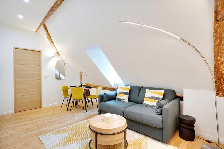 Building Rue de Charonne - checkmyguest - 1348075 adresindeki bir dairede modern mobilyalarla zarif bir şekilde tasarlanmış oturma odası 11th arrondissement, Paris
