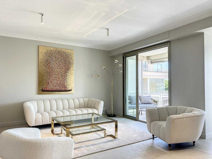 Cannes CannesのBuilding Boulevard de la Croisette - checkmyguest - 1350836のアパートメントにある、モダンな家具を備えたエレガントなデザインのリビングルーム