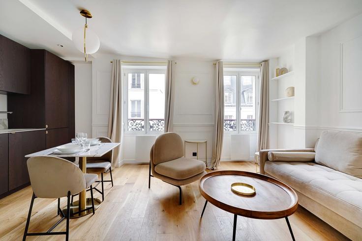 Paris 7th arrondissementのBuilding Rue de Grenelle - checkmyguest - 1348023のアパートメントにある、モダンな家具を備えたエレガントなデザインのリビングルーム